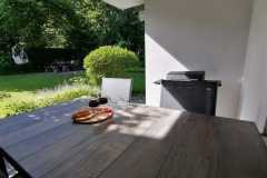 Esstisch-auf-der-ueberdachten-Terrasse-am-Eingang