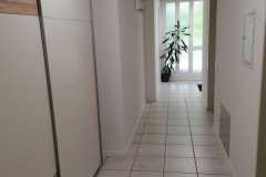 Flur-mit-Schwebetuerenschrank-und-Blick-zum-Eingang