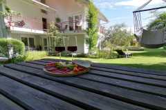 Gartenbank-mit-Blick-auf-die-Terrasse-am-Eingang