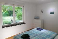 Schlafzimmer-mit-Blick-in-den-Garten