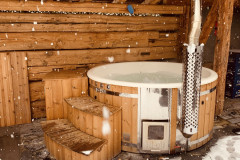 beheizter-Whirlpool-im-Winter-sprudelnd-bei-Schnee-Gesamtansicht