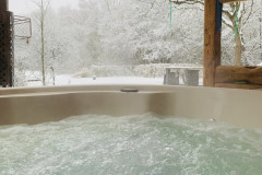 beheizter-Whirlpool-im-Winter-sprudelnd-bei-Schnee